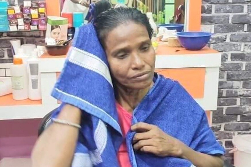 या रस्त्यावरच्या बाईचं नाव राणू असं आहे. ती बंगाली आहे. मुंबईत बबलू मंडल नावाच्या इसमाशी राणूचं लग्न झालं. या रस्त्यावरच्या बाईचं नाव राणू असं आहे. ती बंगाली आहे. मुंबईत बबलू मंडल नावाच्या इसमाशी राणूचं लग्न झालं.