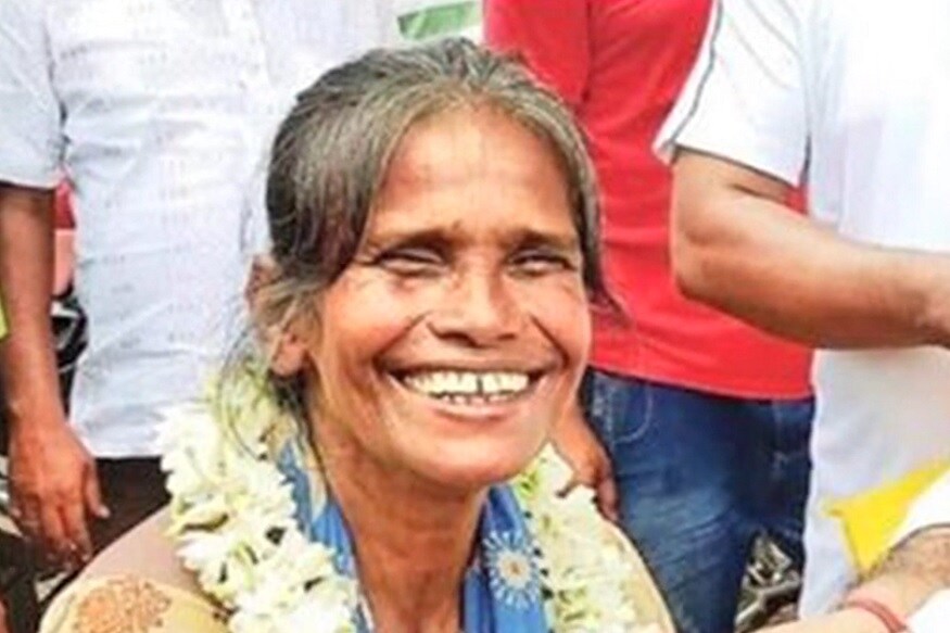 लता मंगेशकरांचं अवघड गाणंही ती अगदी सहजतेने गात होती. तिचं आवाज ऐकून आश्चर्यचकित झालेल्या एकाने तिचा व्हिडिओ सोशल मीडियावर टाकला. हा व्हिडिओ चांगलाच व्हायरल झाला. 20 लाखांहून अधिक लोकांनी तो पाहिला आणि रस्त्यावरची ही गायिका अचानक प्रसिद्ध झाली. लता मंगेशकरांचं अवघड गाणंही ती अगदी सहजतेने गात होती. तिचं आवाज ऐकून आश्चर्यचकित झालेल्या एकाने तिचा व्हिडिओ सोशल मीडियावर टाकला. हा व्हिडिओ चांगलाच व्हायरल झाला. 20 लाखांहून अधिक लोकांनी तो पाहिला आणि रस्त्यावरची ही गायिका अचानक प्रसिद्ध झाली.