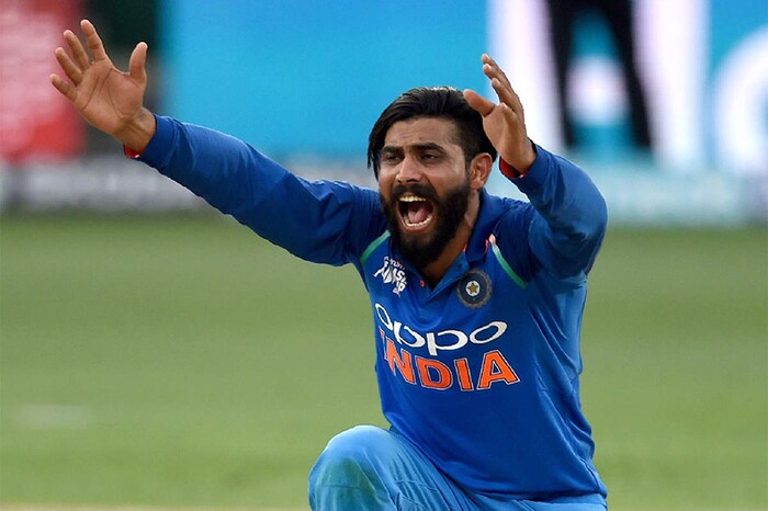 वर्ल्ड कप सेमीफायनलमध्ये अगदी शेवटच्या क्षणापर्यंत रवींद्र जडेजा लढला. एवढेच नाही तर त्यानं कसोटी क्रिकेटमध्येही आपली जागा बनवली आहे. पण जडेजाला बीसीसीआयच्या वेतनात अ गटात स्थान मिळालेले नाही. 