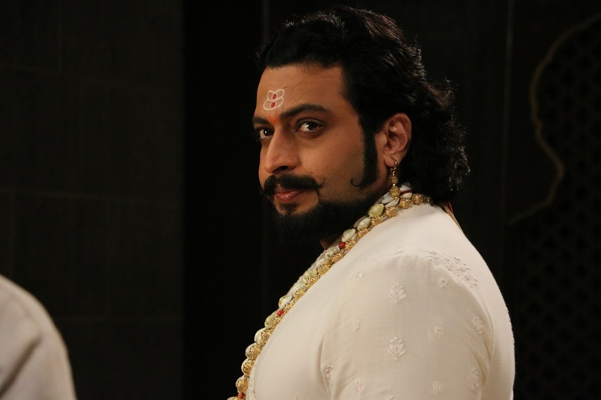 'स्वराज्यरक्षक संभाजी' मालिकेत कोंडाजी सिद्धीच्या जंजिऱ्यात असल्यानं संभाजी महाराज चिंतेत आहेत. कोंडाजी जंजिऱ्यामध्ये जाण्याची योजना शंभूराजेंचीच आहे. 'स्वराज्यरक्षक संभाजी' मालिकेत कोंडाजी सिद्धीच्या जंजिऱ्यात असल्यानं संभाजी महाराज चिंतेत आहेत. कोंडाजी जंजिऱ्यामध्ये जाण्याची योजना शंभूराजेंचीच आहे.