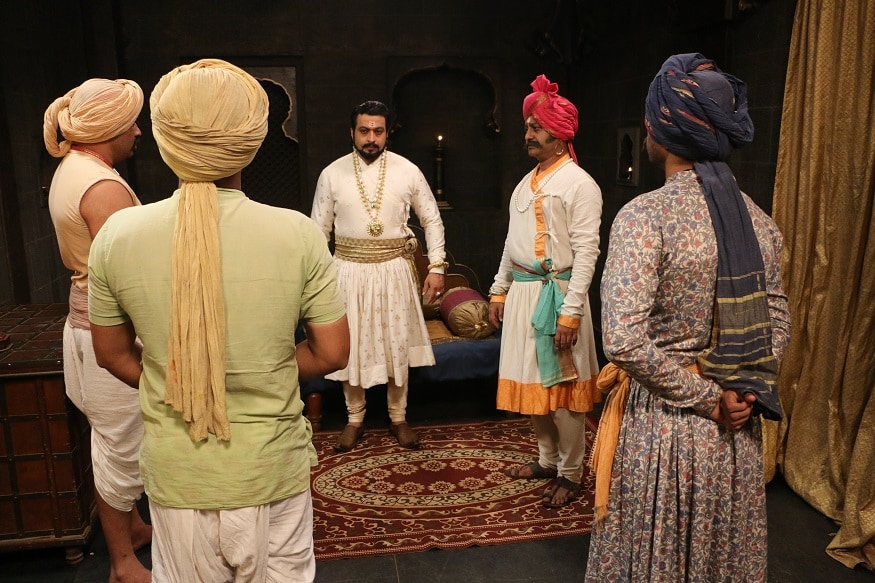 रायगडावर संभाजी महाराजांच्या सहकाऱ्यांना हे अजून माहीत नाहीय की कोंडाजी बाबांना संभाजी महाराजांनीच जंजिऱ्यावर पाठवलंय. सिद्धीच्या दारूगोळ्याची माहिती काढून घ्यायला. रायगडावर संभाजी महाराजांच्या सहकाऱ्यांना हे अजून माहीत नाहीय की कोंडाजी बाबांना संभाजी महाराजांनीच जंजिऱ्यावर पाठवलंय. सिद्धीच्या दारूगोळ्याची माहिती काढून घ्यायला.