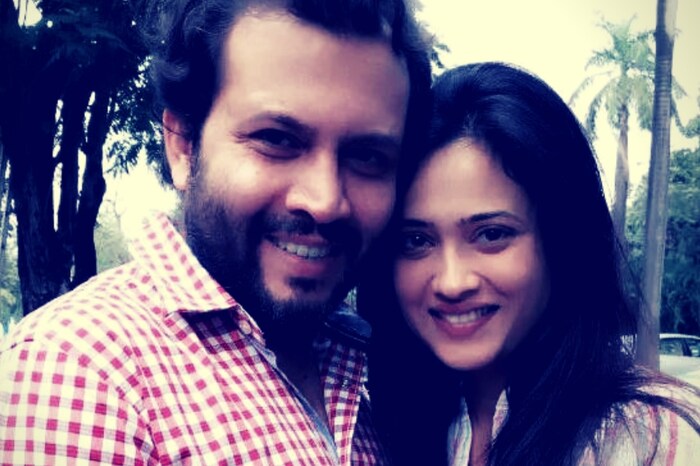 श्वेतासोबत पलकही पोलीस ठाण्याच्या बाहेर रडताना दिसली. स्पॉटबॉयने प्रसिद्ध केलेल्या वृत्तानुसार, अभिनव पत्नी श्वेता आणि पलकसोबत वाईट वागायचा. जेव्हा अभिनवने कोणताही विचार न करता मारहाण करायला सुरुवात केली तेव्हा श्वेताने हे प्रकरण पोलिसांपर्यंत नेण्याचं ठरवलं.