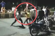 VIDEO: हनी ट्रॅपच्या प्रकरणात भर रस्त्यात तरुणाला काठ्यांनी मारलं! VIDEO: हनी ट्रॅपच्या प्रकरणात भर रस्त्यात तरुणाला काठ्यांनी मारलं!