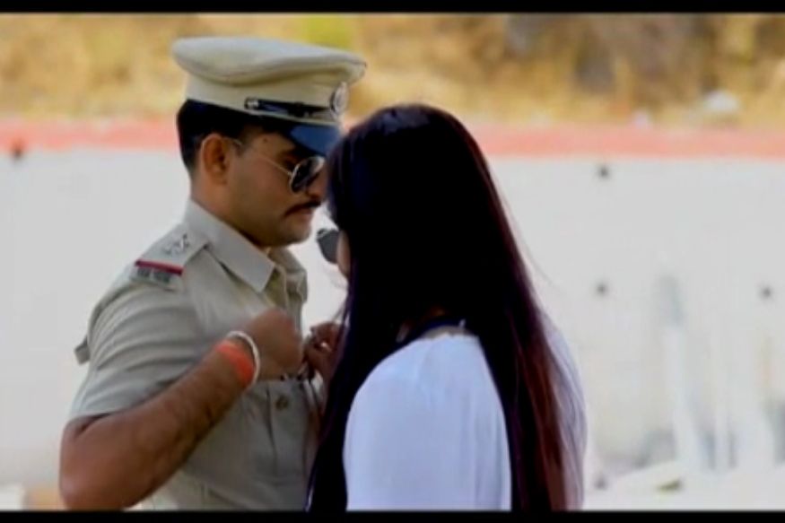 असंच एक भन्नाट प्री-वेडिंग शूट एका पोलीस अधिकाऱ्याने केलं आहे. त्याचा व्हिडिओ सध्या सोशल मीडियावर व्हायरल झाला आहे. असंच एक भन्नाट प्री-वेडिंग शूट एका पोलीस अधिकाऱ्याने केलं आहे. त्याचा व्हिडिओ सध्या सोशल मीडियावर व्हायरल झाला आहे.