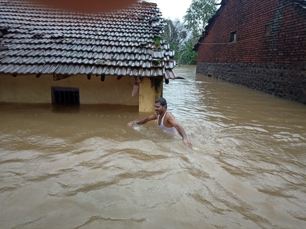 परिस्थिती गंभीर झाली असून अनेक कोल्हापूरसह सांगली जिल्ह्यातील अनेक गावांचा संपर्क तुटल्याचीही माहिती आहे. परिस्थिती गंभीर झाली असून अनेक कोल्हापूरसह सांगली जिल्ह्यातील अनेक गावांचा संपर्क तुटल्याचीही माहिती आहे.