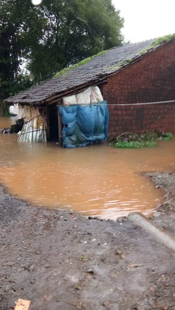 मुसळधार पाऊस आणि नंतर आलेल्या पुरामुळे गेल्या अनेक दिवसांपासून असंख्य नागरिक घरामध्ये अडकून राहिले आहेत. मुसळधार पाऊस आणि नंतर आलेल्या पुरामुळे गेल्या अनेक दिवसांपासून असंख्य नागरिक घरामध्ये अडकून राहिले आहेत.