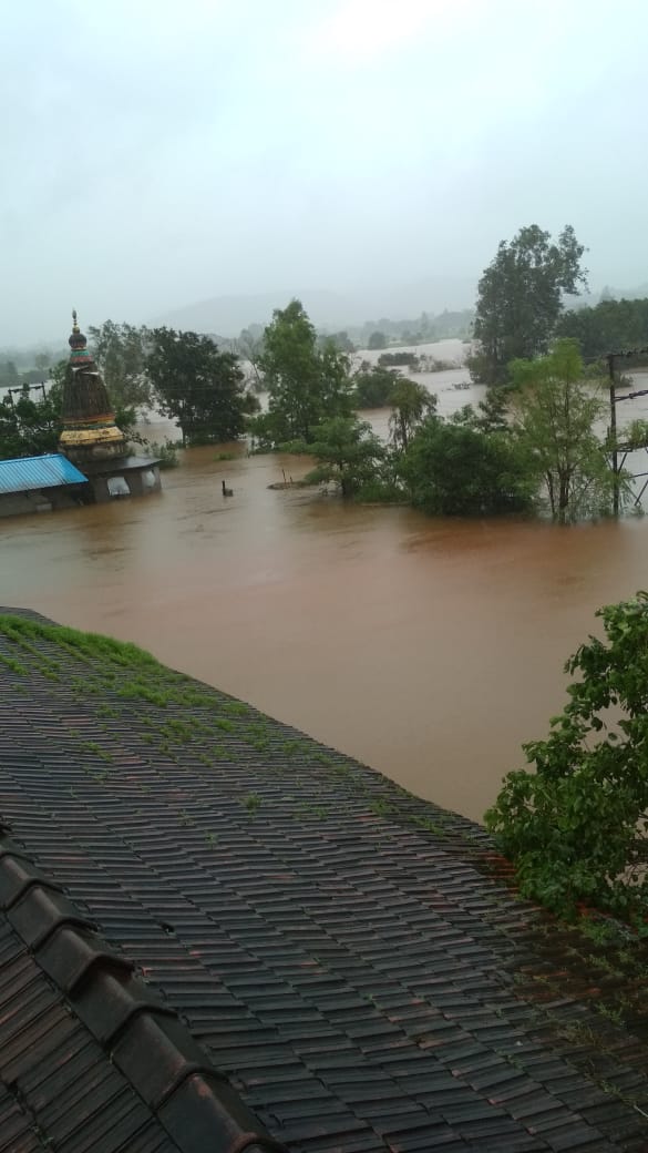 'गेल्या आठ दिवसांपासून गावात वीज नाही. तसंच मोबाईल बंद झाल्याने कुणाशीही संपर्क होत नाही. पण अजूनही प्रशासनाकडून कोणतीही मदत आलेली नाही,' असा आरोप शाहूवाडी इथल्या सोंडोली गावातील ग्रामस्थांनी केला आहे. 'गेल्या आठ दिवसांपासून गावात वीज नाही. तसंच मोबाईल बंद झाल्याने कुणाशीही संपर्क होत नाही. पण अजूनही प्रशासनाकडून कोणतीही मदत आलेली नाही,' असा आरोप शाहूवाडी इथल्या सोंडोली गावातील ग्रामस्थांनी केला आहे.
