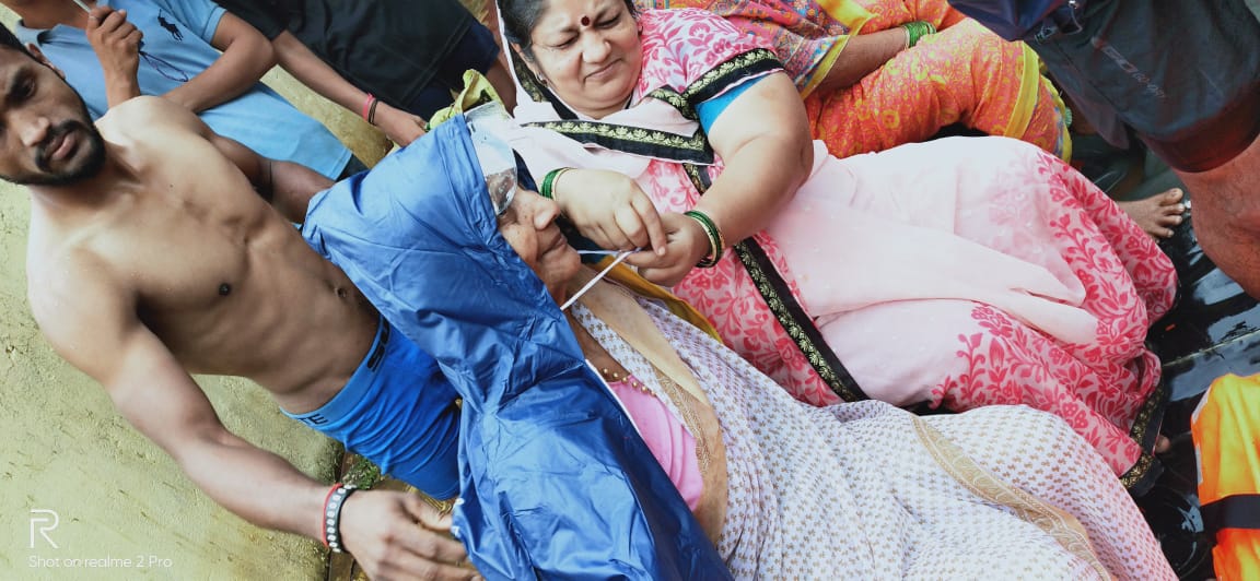प्रशासनाने आम्हाला लवकरात लवकर मदत पोहोचवून पाण्यात बाहेर काढावं, अशी मागणी पुरात अडलेले लोक करत आहेत. प्रशासनाने आम्हाला लवकरात लवकर मदत पोहोचवून पाण्यात बाहेर काढावं, अशी मागणी पुरात अडलेले लोक करत आहेत.