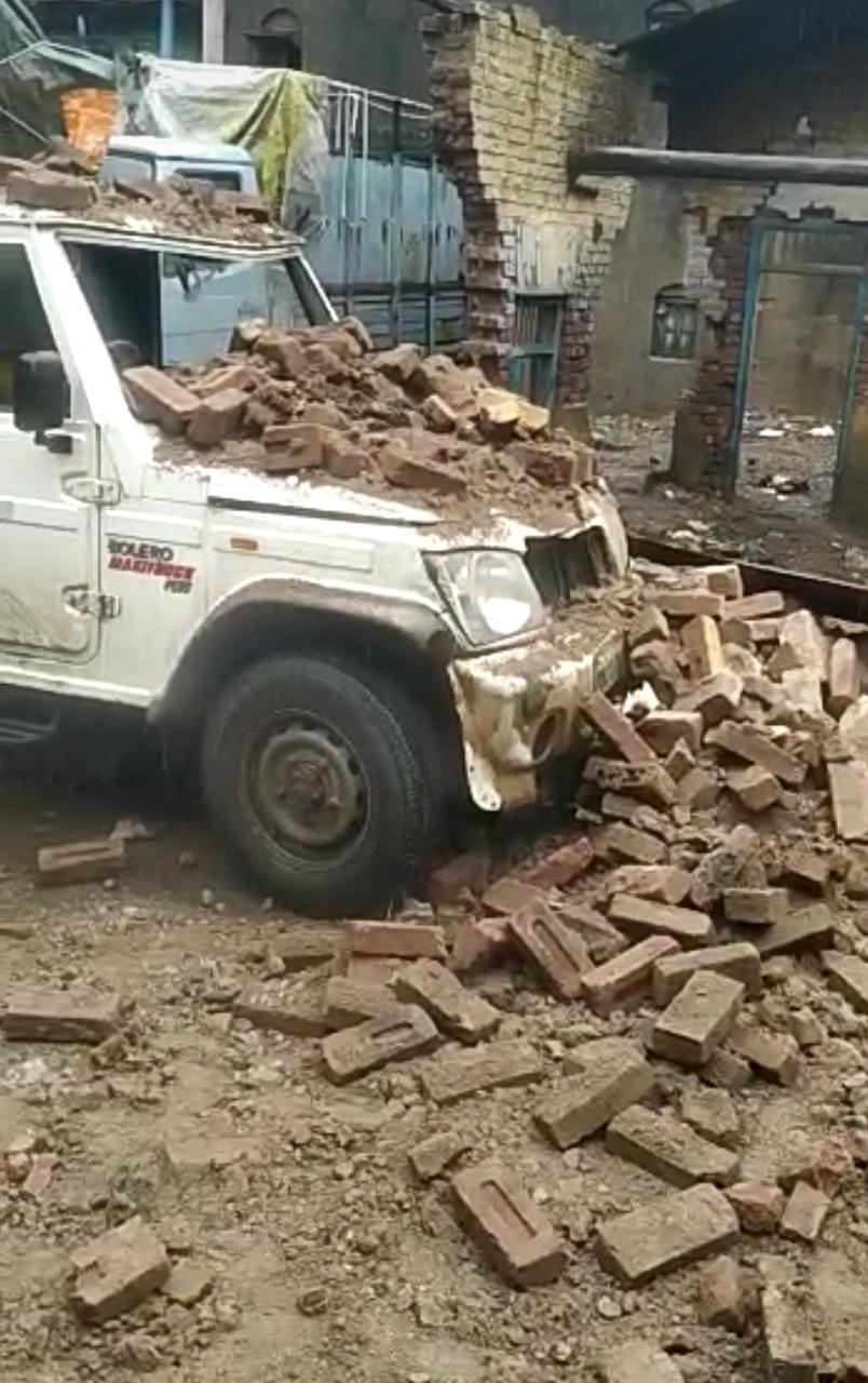 पुराच्या पाण्यामुळे अनेकांचे संसार उध्वस्त झाले आहेत. सततच्या पावसामुळे मोठ्या प्रमाणात घरं कोसळली आहेत. पुराच्या पाण्यामुळे अनेकांचे संसार उध्वस्त झाले आहेत. सततच्या पावसामुळे मोठ्या प्रमाणात घरं कोसळली आहेत.