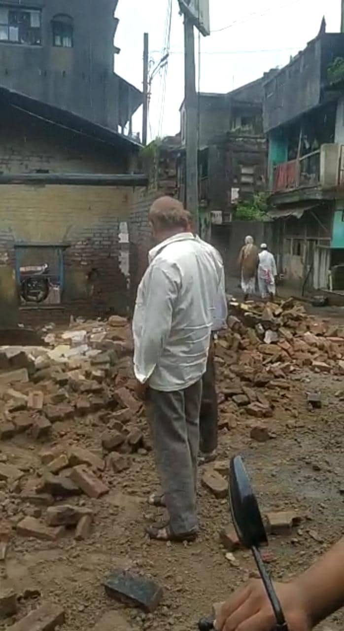 घरात पाणी शिरल्याने लोकांनी घरातील सर्व संसार सोडून फक्त अंगावरील कपड्यानिशी सुरक्षित स्थळ गाठण्याचा प्रयत्न पुरग्रस्तांकडून केला जातोय. घरात पाणी शिरल्याने लोकांनी घरातील सर्व संसार सोडून फक्त अंगावरील कपड्यानिशी सुरक्षित स्थळ गाठण्याचा प्रयत्न पुरग्रस्तांकडून केला जातोय.