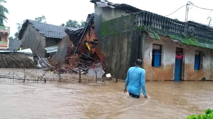 काल रात्री राधानगरी धरणाचे पाच स्वयंचलित दरवाजे पुन्हा एकदा उघडले असून कोयना धरणातूनही पुन्हा पाण्याचा विसर्ग वाढविण्यात येणार असल्याने कोल्हापूर-सांगलीमधील पूरपरिस्थिती पुन्हा बिकट होणार आहे. काल रात्री राधानगरी धरणाचे पाच स्वयंचलित दरवाजे पुन्हा एकदा उघडले असून कोयना धरणातूनही पुन्हा पाण्याचा विसर्ग वाढविण्यात येणार असल्याने कोल्हापूर-सांगलीमधील पूरपरिस्थिती पुन्हा बिकट होणार आहे.
