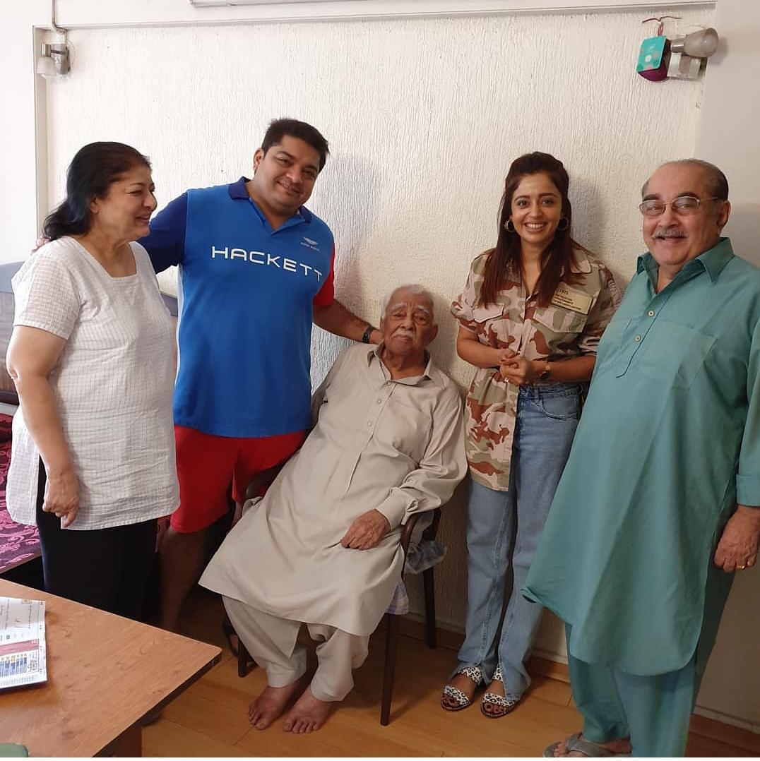 नेहा व्यतिरिक्त शार्दुलनंही नेहा सोबतचे फोटो त्याच्या इन्स्टाग्रामवर शेअर केले आहेत. ज्यात शार्दुल आणि त्याच्या फॅमिलीसोबत नेहा दिसत आहे. नेहा व्यतिरिक्त शार्दुलनंही नेहा सोबतचे फोटो त्याच्या इन्स्टाग्रामवर शेअर केले आहेत. ज्यात शार्दुल आणि त्याच्या फॅमिलीसोबत नेहा दिसत आहे.