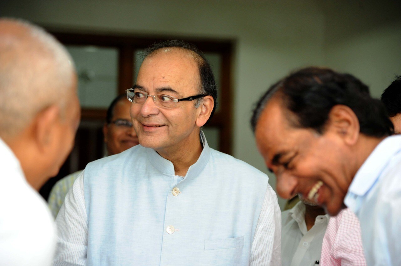 1. अरुण जेटली यांची आधी चार्टर्ड अकाऊंटन्ट होण्याची इच्छा होती. पण ते शक्य न झाल्याने त्यांनी कायद्याचा अभ्यास केला. त्यानंतर 1987 त्यांनी वकिली पेशाला सुरुवात केली. मागील तीन दशकांपासून देशातील नामांकित वकिलांमध्ये त्यांचं नाव अग्रक्रमाने घेतलं जात आहे. 1. अरुण जेटली यांची आधी चार्टर्ड अकाऊंटन्ट होण्याची इच्छा होती. पण ते शक्य न झाल्याने त्यांनी कायद्याचा अभ्यास केला. त्यानंतर 1987 त्यांनी वकिली पेशाला सुरुवात केली. मागील तीन दशकांपासून देशातील नामांकित वकिलांमध्ये त्यांचं नाव अग्रक्रमाने घेतलं जात आहे.