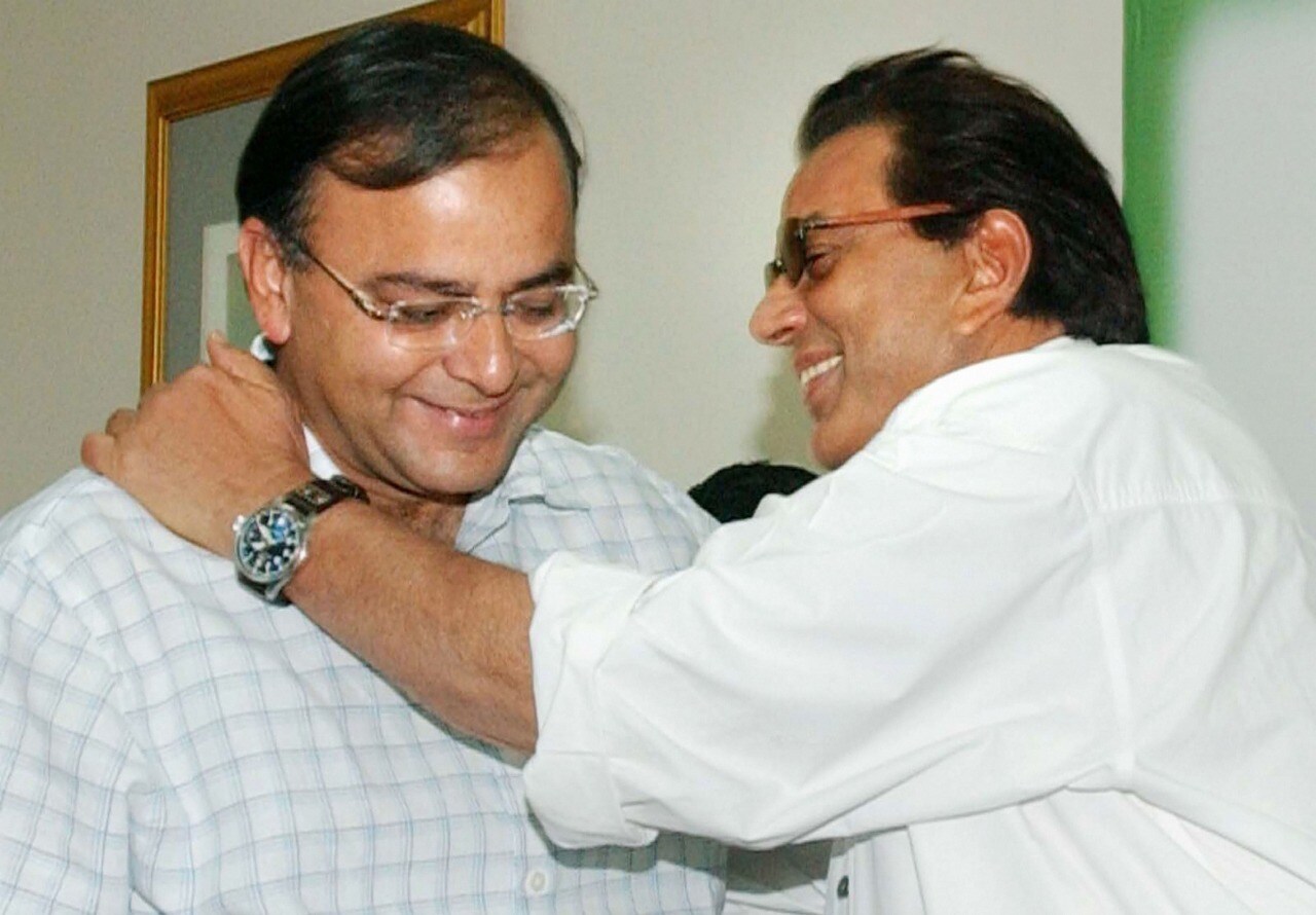 3. कॉलेज सुरू असतानाच जेटली विद्यार्थी राजकारणात सक्रिय झाले होते. त्यानंतर दिल्ली विद्यापीठात ते विद्यार्थी संघटनेचे अध्यक्षही झाले. विद्यार्थी राजकारणात सक्रिय असूनही अभ्यासाकडे त्यांचं किंचितही दुर्लक्ष झालं नाही. त्यानंतर आणीबाणीमध्ये त्यांना 19 महिने नजरकैदतही ठेवण्यात आलं होतं. 3. कॉलेज सुरू असतानाच जेटली विद्यार्थी राजकारणात सक्रिय झाले होते. त्यानंतर दिल्ली विद्यापीठात ते विद्यार्थी संघटनेचे अध्यक्षही झाले. विद्यार्थी राजकारणात सक्रिय असूनही अभ्यासाकडे त्यांचं किंचितही दुर्लक्ष झालं नाही. त्यानंतर आणीबाणीमध्ये त्यांना 19 महिने नजरकैदतही ठेवण्यात आलं होतं.