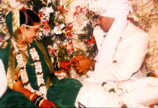 काजोलचे वडील शोमू मुखर्जी हे प्रसिद्ध निर्माते- दिग्दर्शक होते. शोमू यांचे इतर भाऊही सिनेसृष्टीशी निगडीतच होते. काजोलची आई तनुजा, मावशी नूतना, आजी शोभना समर्थ आणि पणजी रतन बाई या प्रसिद्ध अभिनेत्री होत्या. काजोलचे वडील शोमू मुखर्जी हे प्रसिद्ध निर्माते- दिग्दर्शक होते. शोमू यांचे इतर भाऊही सिनेसृष्टीशी निगडीतच होते. काजोलची आई तनुजा, मावशी नूतना, आजी शोभना समर्थ आणि पणजी रतन बाई या प्रसिद्ध अभिनेत्री होत्या.