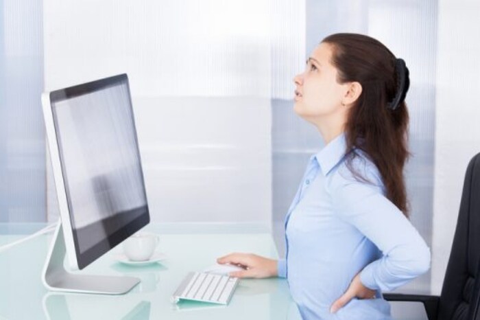 ही समस्या दूर करण्यासाठी सर्वात महत्त्वाचं आहे ते म्हणजे तुमची शारीरिक स्थिती. घरी असल्यावर अनेक जण बेडवर झोपून किंवा आडवं पडून काम करत असाल तर त्यामुळे कमरेत वेदना होतील.