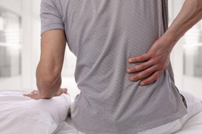 घरी जेव्हा आपण काम करतो, तेव्हा अनेकदा आपण आपल्या सोयीनुसार कसंही बसून काम करतो, शिवाय अशा अनेक चुका करतो ज्यामुळे शारीरिक वेदना उद्बवतात. विशेषत: पाठदुखी आणि कंबरदुखी.