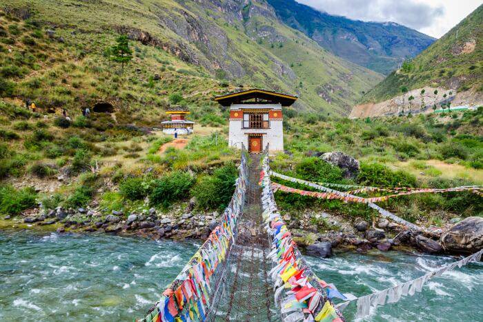 इथे एक दिवस राहण्याच्या खर्च प्रत्येकी 2 हजार रुपये येऊ शकतो. त्यातही तुम्ही स्थानिक ठिकाणी किंवा होम स्टे घेतला तर दीड हजार रुपयांपर्यंत येऊ शकतो. तसेच एक वेळ खाण्याचा खर्च 100 ते 400 रुपये येईल. पारो हे भूतानमधलं एकमेव विमानतळ आहे. इते पोहोचण्यासाठी कोलकत्यावरून पारोपर्यंत फ्लाइट घेऊ शकता. भूतानला जाणाऱ्या फ्लाइट या कोलकत्यावरून सर्वात जास्त आहेत. इथे एक दिवस राहण्याच्या खर्च प्रत्येकी 2 हजार रुपये येऊ शकतो. त्यातही तुम्ही स्थानिक ठिकाणी किंवा होम स्टे घेतला तर दीड हजार रुपयांपर्यंत येऊ शकतो. तसेच एक वेळ खाण्याचा खर्च 100 ते 400 रुपये येईल. पारो हे भूतानमधलं एकमेव विमानतळ आहे. इते पोहोचण्यासाठी कोलकत्यावरून पारोपर्यंत फ्लाइट घेऊ शकता. भूतानला जाणाऱ्या फ्लाइट या कोलकत्यावरून सर्वात जास्त आहेत.