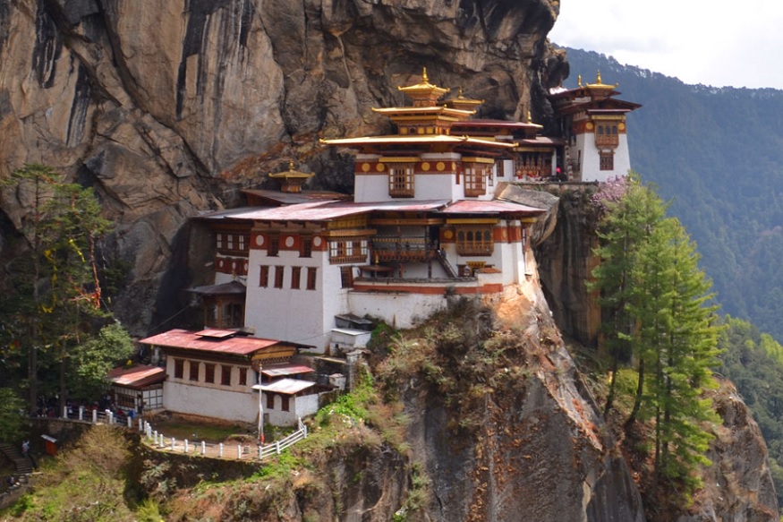 परदेशात फिरायला जायचे आहे? भूटानपासून करा सुरुवात; ही आहेत कारणं!