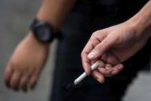 सिगारेट ओढण्याची सवय खिशाला आणखी देणार ताण, सिगारेटच्या किंंमतीत वाढ
