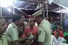 VIDEO मुख्यमंत्र्यांच्या वर्धा इथल्या सभेत गोंधळ, युवकाने फडकवला बॅनर