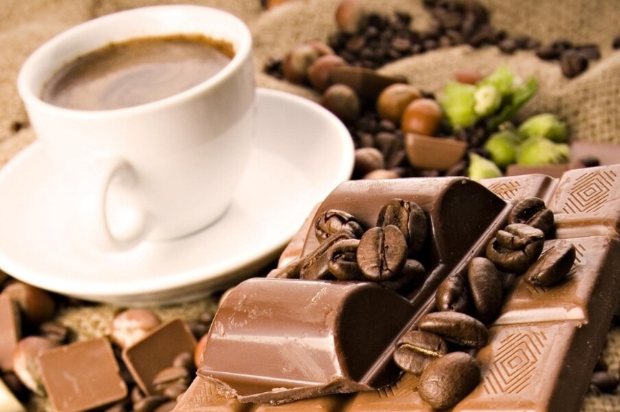 झोपण्यापूर्वी चॉकलेट खाणं, त्यातही डार्क चॉकलेट खाणं आरोग्यासाठी चांगलं नाही. तुम्हाला झोपण्यापूर्वी चॉकलेट खाण्याची सवय असेल तर वेळीच ही सवय मोडा. याचा हृदयावर वाईट परिणाम तर होतोच शिवाय निद्रानाशही होते.