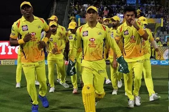 आयपीएलच्या तेराव्य हंगामाची सर्वच आतुरतेने वाट पाहत आहेत. यात विशेष म्हणजे धोनीच्या चाहत्यांसाठी एक वेगळी पर्वणी असणार आहे. कारण धोनी तब्बल 8 महिन्यांनंतर मैदानात खेळताना दिसणार आहे. 