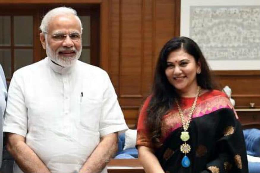 लोकसभा निवडणुकांच्या अगोदर दीपिका भाजपमध्ये प्रवेश करणार असल्याच्या चर्चा होत्या. एका कार्यक्रमात तिनं पंतप्रधान नरेंद्र मोदी यांची भेट घेतली होती. लोकसभा निवडणुकांच्या अगोदर दीपिका भाजपमध्ये प्रवेश करणार असल्याच्या चर्चा होत्या. एका कार्यक्रमात तिनं पंतप्रधान नरेंद्र मोदी यांची भेट घेतली होती.