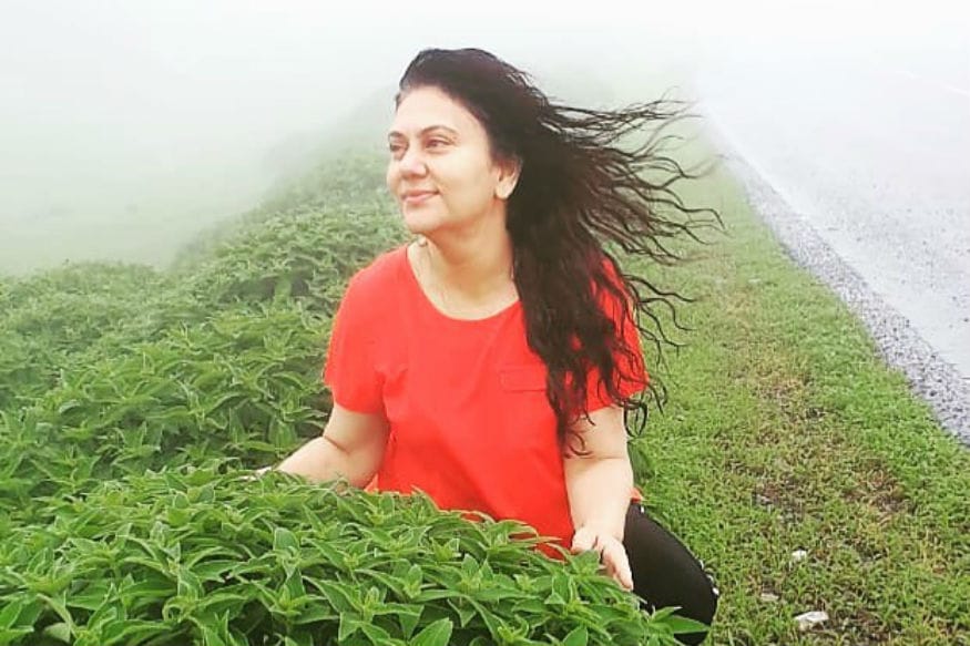 आजही लोक तिच्यात माता सीतेची प्रतिमा पाहतात. सोशल मीडियावर तिनं शेअर केलेले फोटो सुद्धा तिचे चाहते काहीशा अशाच नजरेतून पाहताना दिसले आजही लोक तिच्यात माता सीतेची प्रतिमा पाहतात. सोशल मीडियावर तिनं शेअर केलेले फोटो सुद्धा तिचे चाहते काहीशा अशाच नजरेतून पाहताना दिसले
