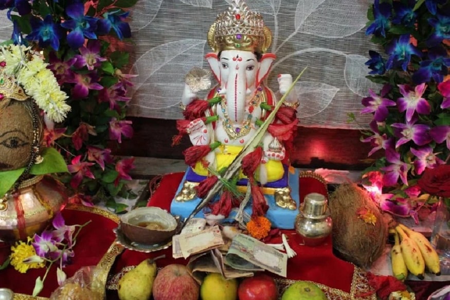 तुमच्या आयुष्यात काही संकटं असतील किंवा समाधानकारक उत्पन्न असूनही घरात पैसा टिकत नसेल तर काही उपायांनी तुम्ही यातून मार्ग काढू शकता. तुमच्या आयुष्यात काही संकटं असतील किंवा समाधानकारक उत्पन्न असूनही घरात पैसा टिकत नसेल तर काही उपायांनी तुम्ही यातून मार्ग काढू शकता.