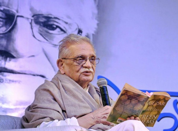 -हमने सपना देखा है कोई अपना देखा है, जब रात का घूंघट उतरेगा और दिन की डोली गुजरेगी, तब सपना पूरा होगा, थोड़ा है थोड़े की जरूरत है, जिंदगी फिर भी यहां खूबसूरत है -हमने सपना देखा है कोई अपना देखा है, जब रात का घूंघट उतरेगा और दिन की डोली गुजरेगी, तब सपना पूरा होगा, थोड़ा है थोड़े की जरूरत है, जिंदगी फिर भी यहां खूबसूरत है