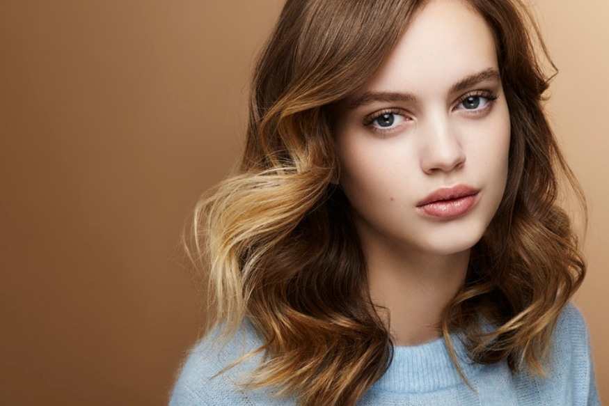 काही लोक गोरा रंग मिळवण्यासाठी वाट्टेल ते करायला तयार असतात. अजूनही अनेकांना असं वाटतं की, ज्या व्यक्ती गोऱ्या असतात त्याच सुंदर दिसतात. मात्र असं काही नाही. सगळ्या गोष्टी माहीत असूनही आजही अनेकजण गोऱ्या रंगासाठी पार्लरमध्ये हजारो रुपये देऊन वेगवेगळे उपाय करताना दिसतात.