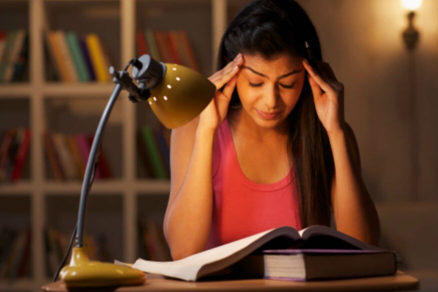 डोकेदुखी असेल आणि ही सामान्य डोकेदुखी असेल याची तुम्हाला खात्री असेल तर हातांच्या बोटांच्या वरच्या भागांला मसाज करा. यामुळे दुखणं कमी होईल. मात्र डोकेदुखी वारंवार होत असेल तर घरगुती उपायांपेक्षा डॉक्टरांकडे जाणं कधीही चांगलं. डोकेदुखी असेल आणि ही सामान्य डोकेदुखी असेल याची तुम्हाला खात्री असेल तर हातांच्या बोटांच्या वरच्या भागांला मसाज करा. यामुळे दुखणं कमी होईल. मात्र डोकेदुखी वारंवार होत असेल तर घरगुती उपायांपेक्षा डॉक्टरांकडे जाणं कधीही चांगलं.