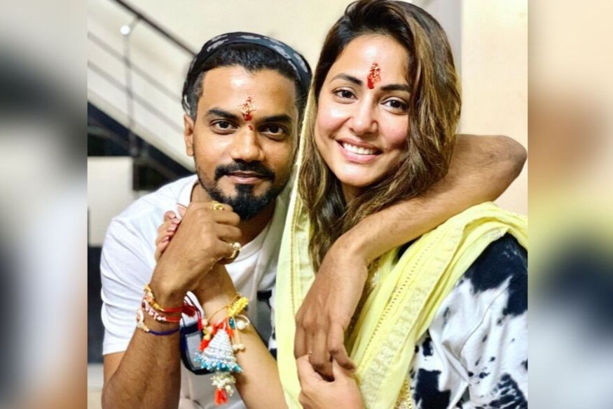 सध्या बॉलिवूड आणि टीव्ही कलाकारांमध्ये सध्या रक्षाबंधनाची खूप क्रेझ दिसून येत आहे. यात टीव्ही अभिनेत्री हिना खान मागे नाही. तिनं बॉयफ्रेंड रॉकी जैस्वालच्या बहिणींकडून राखी बांधून घेत 2 दिवस अगोदर सेलिब्रेशन केलं. सध्या बॉलिवूड आणि टीव्ही कलाकारांमध्ये सध्या रक्षाबंधनाची खूप क्रेझ दिसून येत आहे. यात टीव्ही अभिनेत्री हिना खान मागे नाही. तिनं बॉयफ्रेंड रॉकी जैस्वालच्या बहिणींकडून राखी बांधून घेत 2 दिवस अगोदर सेलिब्रेशन केलं.