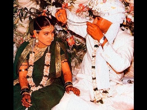 अजय जेव्हा घरी जातो तेव्हा काजोल त्याला त्या सर्व गोष्टी दाखवते तसेच त्यांची किंमत सांगून ही वस्तू किती कमी किंमतीत विकत घेतली तेही सांगते. अजय जेव्हा घरी जातो तेव्हा काजोल त्याला त्या सर्व गोष्टी दाखवते तसेच त्यांची किंमत सांगून ही वस्तू किती कमी किंमतीत विकत घेतली तेही सांगते.