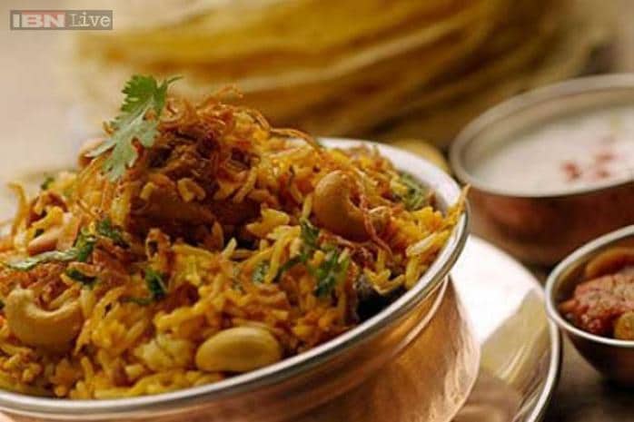 काश्मिरी पुलाव- इथे तयार होणारा कश्मिरी पुलाव हा बासमती तांदूळात दूध, साखर आणि ड्रायफ्रूट्स टाकून तयार केला जातो. या पुलावाची चव ही अप्रतिम असते. एकदा का हा पुलाव खाल्ला की माणूस इतर सर्वच गोष्टींची चव विसरून जाईल. नॉनवेज प्रेमी यात मटण टाकून खातात. काश्मिरी पुलाव- इथे तयार होणारा कश्मिरी पुलाव हा बासमती तांदूळात दूध, साखर आणि ड्रायफ्रूट्स टाकून तयार केला जातो. या पुलावाची चव ही अप्रतिम असते. एकदा का हा पुलाव खाल्ला की माणूस इतर सर्वच गोष्टींची चव विसरून जाईल. नॉनवेज प्रेमी यात मटण टाकून खातात.