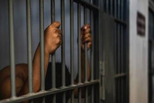 खुनाच्या आरोपाखाली सगळं तारुण्य गेलं तुरुंगात, 21 वर्षांनी कोर्टानं ठरवलं निर्दोष