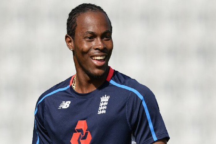 आयपीएलआधी राजस्थान रॉयल्स संघाला मोठा धक्का बसला आहे. संघातील महत्त्वाचे खेळाडू इंग्लंडचा वेगवान गोलंदाज जोफ्रा आर्चर उजव्या हाताला दुखापतीमुळे आयपीएल 2020 मधून बाहेर पडला आहे. 