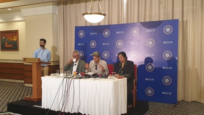 कपिल देव यांनी शुक्रवारी झालेल्या पत्रकार परिषदेत रवी शास्त्री हे 2021 टी-20 वर्ल्ड कपपर्यंत भारतीय संघाचे प्रशिक्षक असतील अशी घोषणा केली. कपिल देव यांनी शुक्रवारी झालेल्या पत्रकार परिषदेत रवी शास्त्री हे 2021 टी-20 वर्ल्ड कपपर्यंत भारतीय संघाचे प्रशिक्षक असतील अशी घोषणा केली.