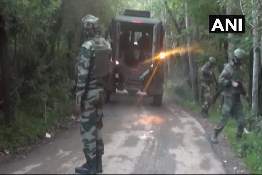 दरम्यान, भारताच्या निर्णयामुळे आता मोठे बदल होणार आहेत. आतापर्यंत भारताच्या संविधानाअंतर्गत जम्मू काश्मीरचं स्वतंत्र संविधान आहे. केंद्र सरकार आणि काश्मीरचे राजे हरिसिंग यांच्यात 26 ऑक्टोंबर 1947 मधअये विलीनीकरणाचा करार झाला होता. यानुसार जम्मू काश्मीरला स्वायत्त राज्याचा दर्जा आणि विशेष अधिकार मिळाले होते. दरम्यान, भारताच्या निर्णयामुळे आता मोठे बदल होणार आहेत. आतापर्यंत भारताच्या संविधानाअंतर्गत जम्मू काश्मीरचं स्वतंत्र संविधान आहे. केंद्र सरकार आणि काश्मीरचे राजे हरिसिंग यांच्यात 26 ऑक्टोंबर 1947 मधअये विलीनीकरणाचा करार झाला होता. यानुसार जम्मू काश्मीरला स्वायत्त राज्याचा दर्जा आणि विशेष अधिकार मिळाले होते.