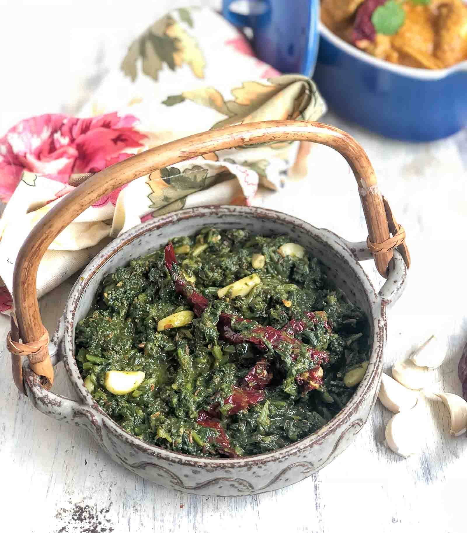 काश्मिरी साग- थंडीच्या दिवसात हा पदार्थ मोठ्या प्रमाणात केला जातो. कांदे, टॉमेटो, हिरव्या मिरच्या आणि मसाले टाकून हा पदार्थ तयार केला जातो. काश्मिरी साग- थंडीच्या दिवसात हा पदार्थ मोठ्या प्रमाणात केला जातो. कांदे, टॉमेटो, हिरव्या मिरच्या आणि मसाले टाकून हा पदार्थ तयार केला जातो.
