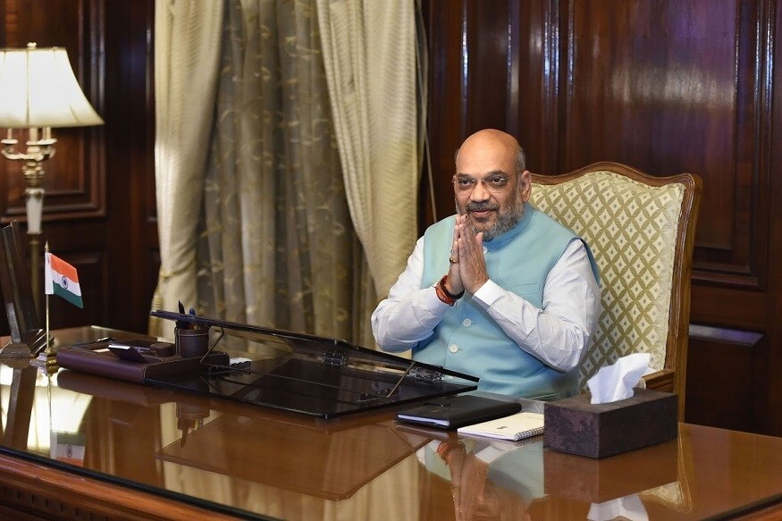 काश्मीरमध्ये 370 कलम असल्यानं राज्याबाहेरील नागरिक तिथं स्थायिक होऊ शकत नाही. इतकंच काय काश्मीरमध्ये इतर राज्यातील नागरिकांना संपत्ती खरेदी करता येत नाही. जम्मू काश्मीरमधील महिलेनं जरी इतर राज्यातील मुलाशी लग्न केलं तरीही त्याला जमीन खरेदीचा अधिकार नाही. काश्मीरमध्ये 370 कलम असल्यानं राज्याबाहेरील नागरिक तिथं स्थायिक होऊ शकत नाही. इतकंच काय काश्मीरमध्ये इतर राज्यातील नागरिकांना संपत्ती खरेदी करता येत नाही. जम्मू काश्मीरमधील महिलेनं जरी इतर राज्यातील मुलाशी लग्न केलं तरीही त्याला जमीन खरेदीचा अधिकार नाही.
