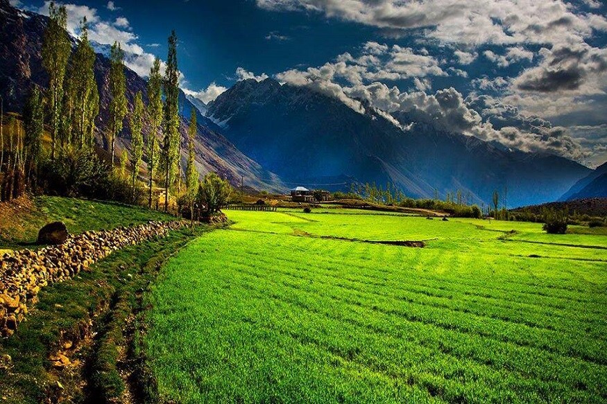 पाकव्याप्त काश्मीरमध्ये PoK सर्वांत सुंदर आहे नीलम नदीकाठचा परिसर. हे नीलमचं खोरं हिमालयाच्या शिखरांनी आणि हिरवाईने असं नटलेलं आहे. पाकव्याप्त काश्मीरमध्ये PoK सर्वांत सुंदर आहे नीलम नदीकाठचा परिसर. हे नीलमचं खोरं हिमालयाच्या शिखरांनी आणि हिरवाईने असं नटलेलं आहे.