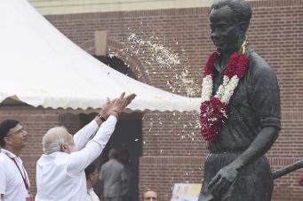 अडॉल्फ हिटलरने ध्यानचंद यांना जर्मनीचं नागरिकत्त्व देऊ केलं होतं. एवढंच नाही तर 1936 बर्लिन ऑलिम्पिकमधील त्यांचा खेळ पाहून हिटलरने त्यांना जर्मनीच्या सैन्यातही पद देऊ केलं होतं. अडॉल्फ हिटलरने ध्यानचंद यांना जर्मनीचं नागरिकत्त्व देऊ केलं होतं. एवढंच नाही तर 1936 बर्लिन ऑलिम्पिकमधील त्यांचा खेळ पाहून हिटलरने त्यांना जर्मनीच्या सैन्यातही पद देऊ केलं होतं.
