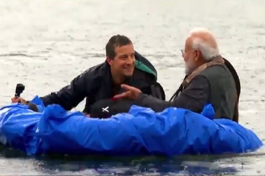 लहानपणाविषयी विचारलं असता मोदी म्हणाले की, अत्यंत गरीबीत बालपण गेलं. त्यावेळी अंघोळीला, कपडे धुण्याचा साबण आणायला पैसे नसायचे. त्यावेळी पानांवर जमा झालेलं मीठ गोळा करून त्याचा उपयोग अंघोळीसाठी आणि कपडे धुण्यासाटी करायचो असं मोदींनी सांगितलं. लहानपणाविषयी विचारलं असता मोदी म्हणाले की, अत्यंत गरीबीत बालपण गेलं. त्यावेळी अंघोळीला, कपडे धुण्याचा साबण आणायला पैसे नसायचे. त्यावेळी पानांवर जमा झालेलं मीठ गोळा करून त्याचा उपयोग अंघोळीसाठी आणि कपडे धुण्यासाटी करायचो असं मोदींनी सांगितलं.