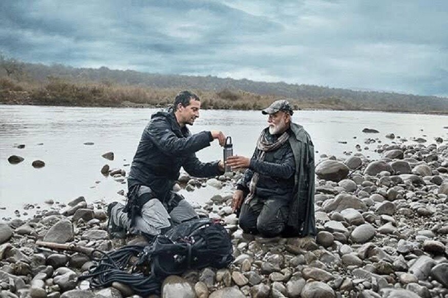 मोदींची कपड्यांची निवड किंवा त्याबद्दल अनेकांना उत्सुकता आहे. पण लहानपणापासूनच त्यांना टापटीप रहायला आवडतं. त्यावेळी तांब्याच्या भांड्यात गरम कोळसा टाकून कपडे इस्त्री करायचो त्याची आठवण मोदींनी सांगितली. मोदींची कपड्यांची निवड किंवा त्याबद्दल अनेकांना उत्सुकता आहे. पण लहानपणापासूनच त्यांना टापटीप रहायला आवडतं. त्यावेळी तांब्याच्या भांड्यात गरम कोळसा टाकून कपडे इस्त्री करायचो त्याची आठवण मोदींनी सांगितली.