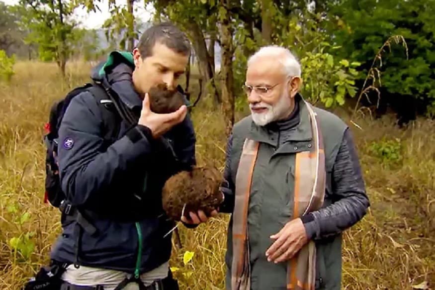 जंगलात फिरत असताना बियर ग्रिल्सनं एक लाकूड आणि चाकुच्या मदतीनं हत्यार तयार केलं. बियर ग्रिल्सनं ते मोदींकडे दिलं तेव्हा ते म्हणाले की, कोणाला मारणं माझ्या संस्कारात नाही. पण सुरक्षेसाठी ते मी माझ्याजवळ ठेवतो. जंगलात फिरत असताना बियर ग्रिल्सनं एक लाकूड आणि चाकुच्या मदतीनं हत्यार तयार केलं. बियर ग्रिल्सनं ते मोदींकडे दिलं तेव्हा ते म्हणाले की, कोणाला मारणं माझ्या संस्कारात नाही. पण सुरक्षेसाठी ते मी माझ्याजवळ ठेवतो.