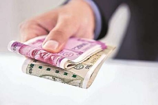 तुम्ही दररोज 50 रुपयांची बचत केलीत तर महिन्याला दीड हजार रुपये होतील. तुम्हाला म्यूचुअल फंडात एसआयपीच्या माध्यमातून गुंतवणूक करावी लागेल. 15 वर्षांपर्यंत तुम्ही याची मुदत ठेवू शकता. 
