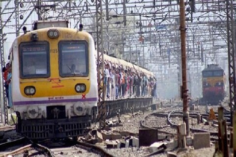 जगभरात थैमान घातलेल्या कोरोनाने भारतातही वेगाने प्रवेश केला. भारताची आर्थिक राजधानीतही कोरोनाने शिरकाव केला आहे. आता कोरोनामुळे मुंबईत पहिला मृत्यू झाला आहे. 