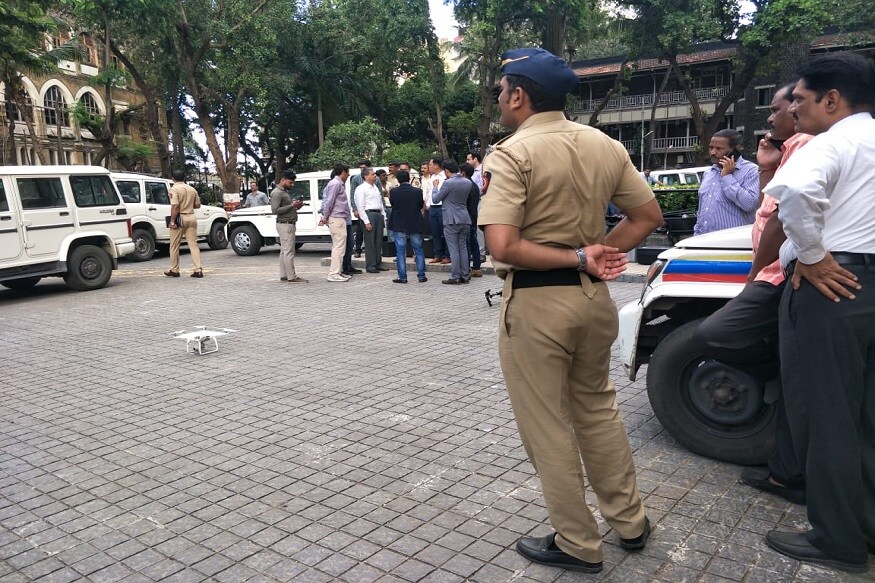 देशाची आर्थिक राजधानी असलेल्या मुंबईवर सतत कुठला का कुठला धोका असतो. त्यामुळे मुंबई पोलिसांना सगळ्या प्रकारे मुंबईच्या सुरक्षेसाठी तत्पर राहावं लागतं. त्याचाच एक भाग म्हणजे नुकत्याच एक नव्या technology ची मुंबई पोलिसांनी चाचणी घेतली आहे. देशाची आर्थिक राजधानी असलेल्या मुंबईवर सतत कुठला का कुठला धोका असतो. त्यामुळे मुंबई पोलिसांना सगळ्या प्रकारे मुंबईच्या सुरक्षेसाठी तत्पर राहावं लागतं. त्याचाच एक भाग म्हणजे नुकत्याच एक नव्या technology ची मुंबई पोलिसांनी चाचणी घेतली आहे.